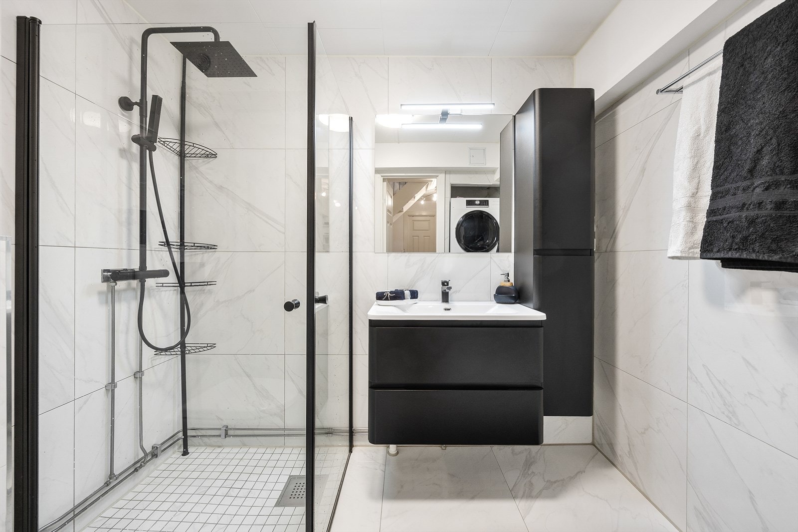 Delikat flislagt bad, oppusset i 2020, med varmekabler i gulvet og belysning i himlingen Galleribilde