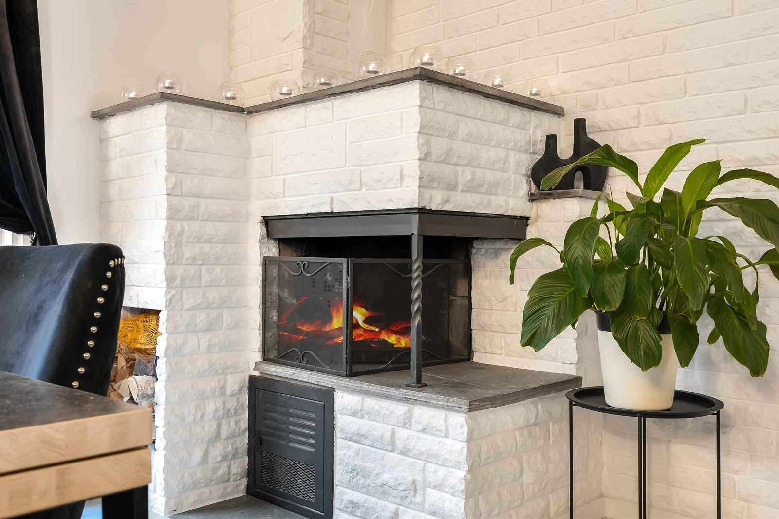 Den åpne vedovnen sørger for ekstra varme og kos de kjøligere dagene Galleribilde