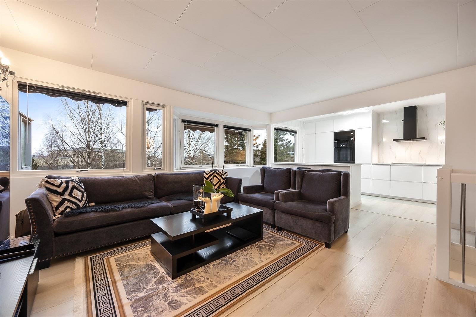 Overflatene er hvitmalte, og gulvet er belagt med laminat Galleribilde