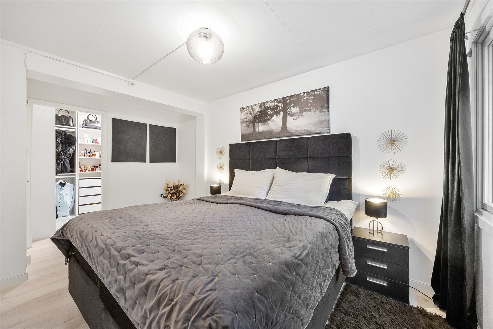 Herfra er det tilgang til egen walk-in-garderobe Galleribilde