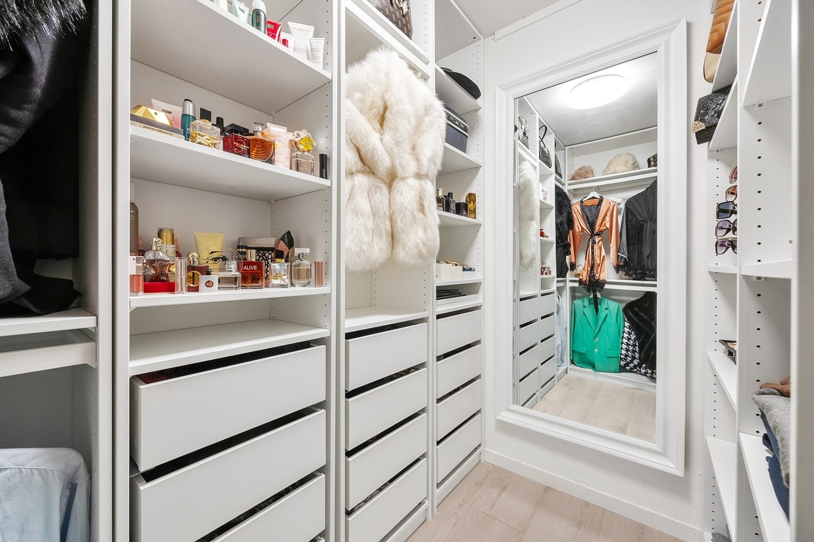 Godt utstyrt walk-in-garderobe med medfølgende garderobeløsninger Galleribilde