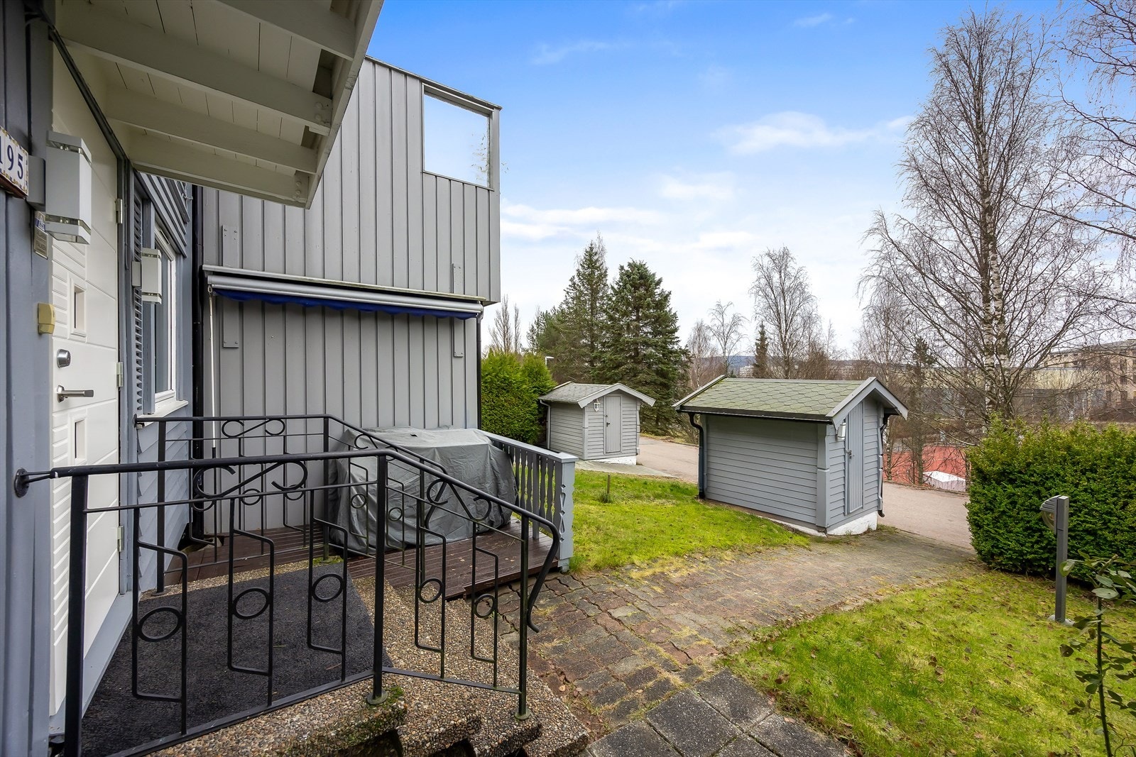 Utenfor inngangen er det treterrasse på 6 m² Galleribilde