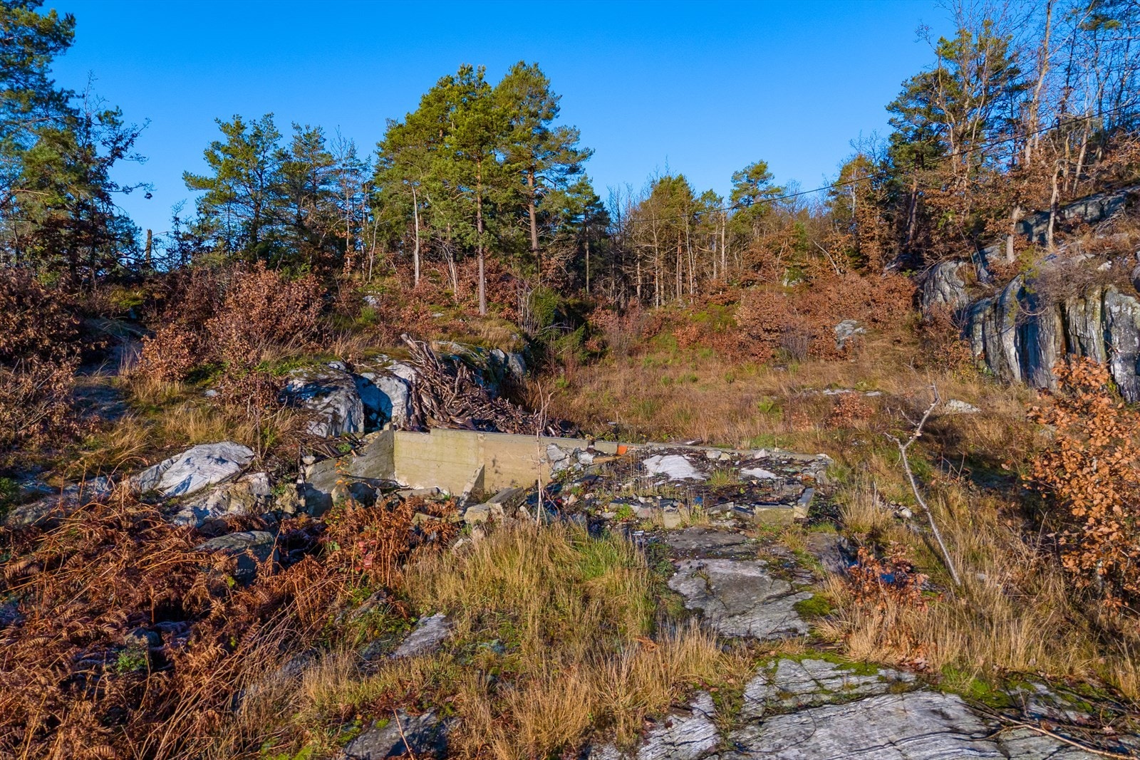 Deler av de gamle grunnmurene står igjen Galleribilde