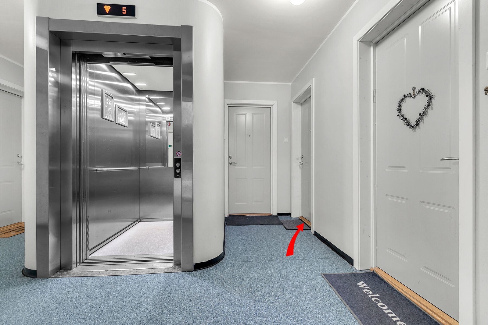 Moderne heis i bygningen Galleribilde