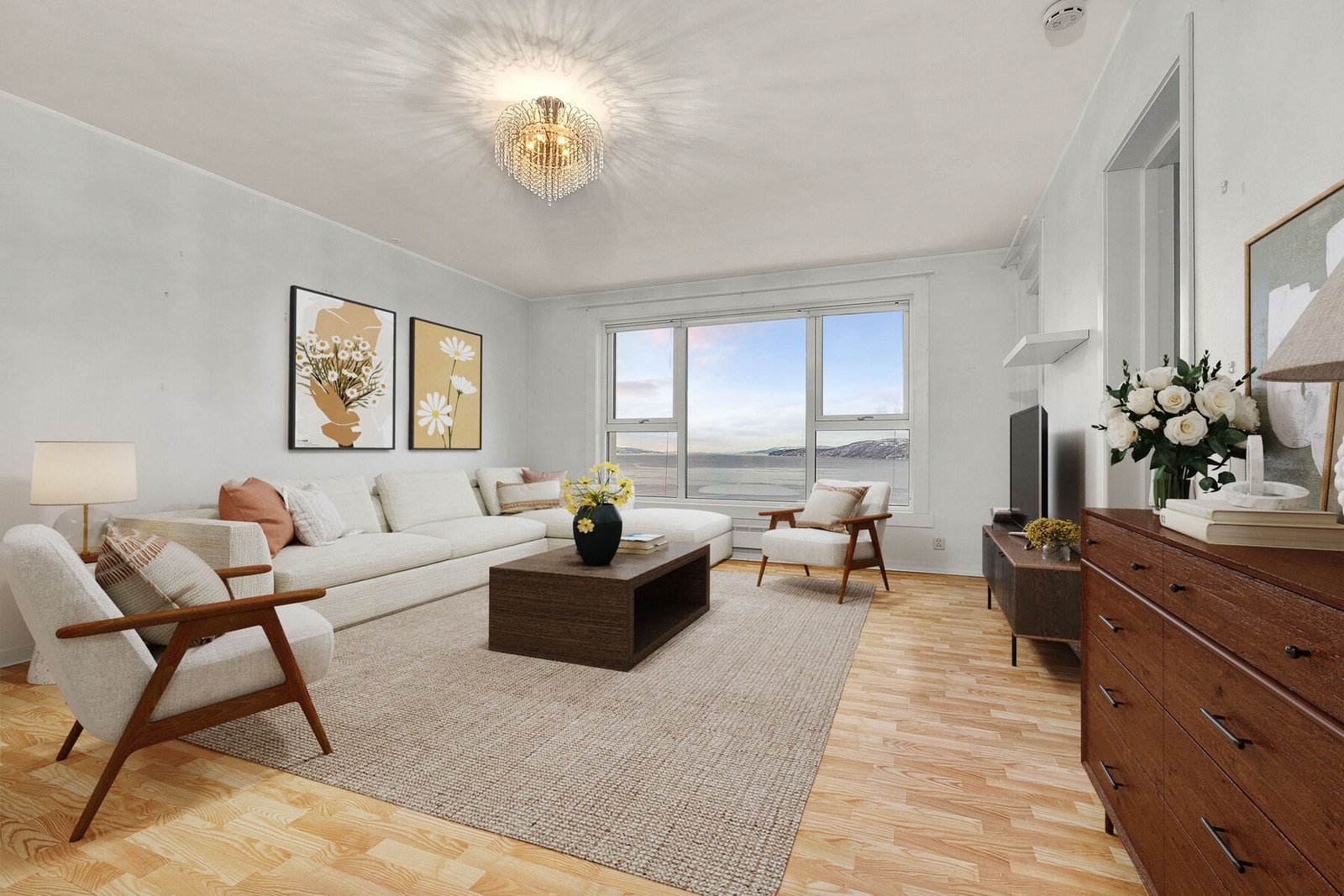 Stue med praktfull utsikt - Bildet er digitalt møblert Galleribilde