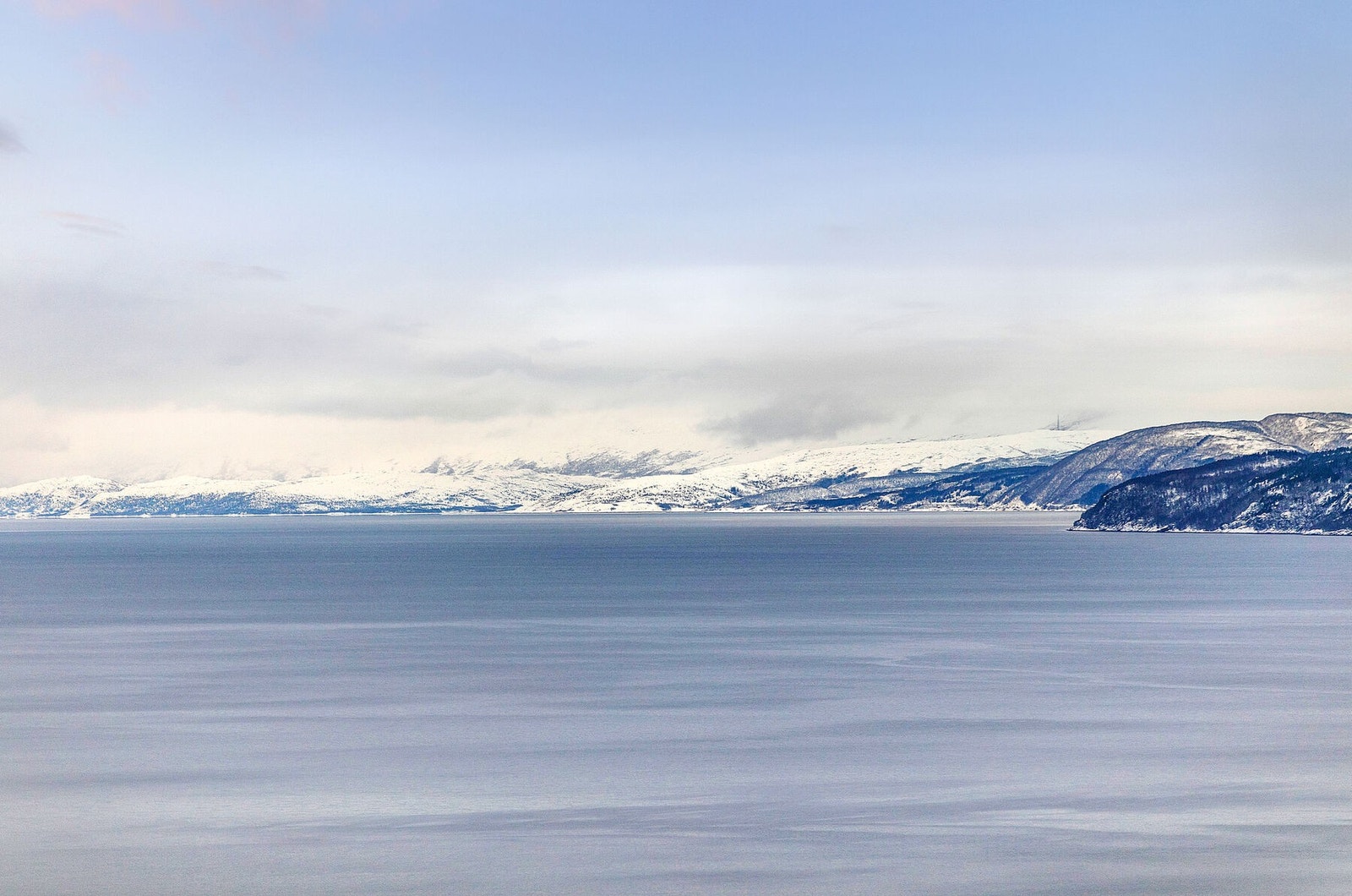 Leiligheten byr på en storslått utsikt mot Ofotfjorden og fjell landskap. Galleribilde