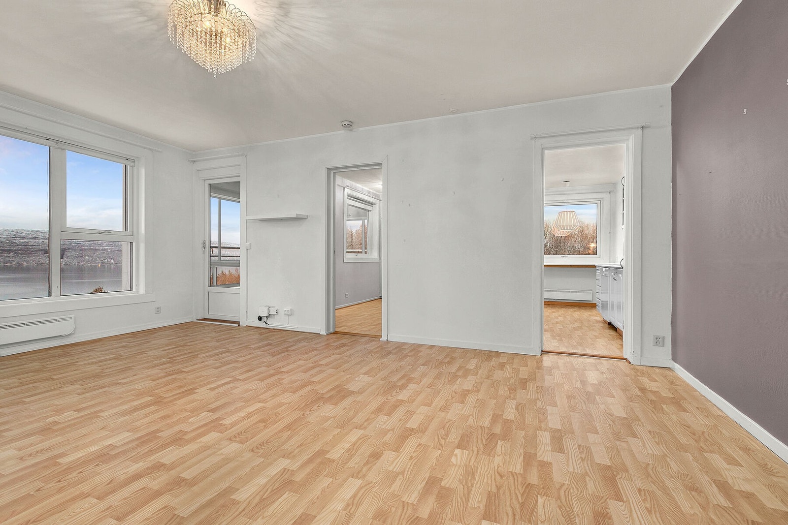 Stue mot soverom, innglasset veranda og kjøkken Galleribilde