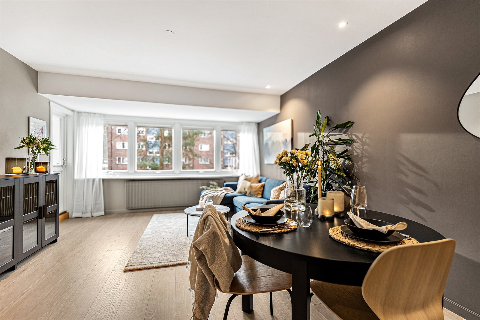 Det er en naturlig plass å møblere med et spisebord. Galleribilde