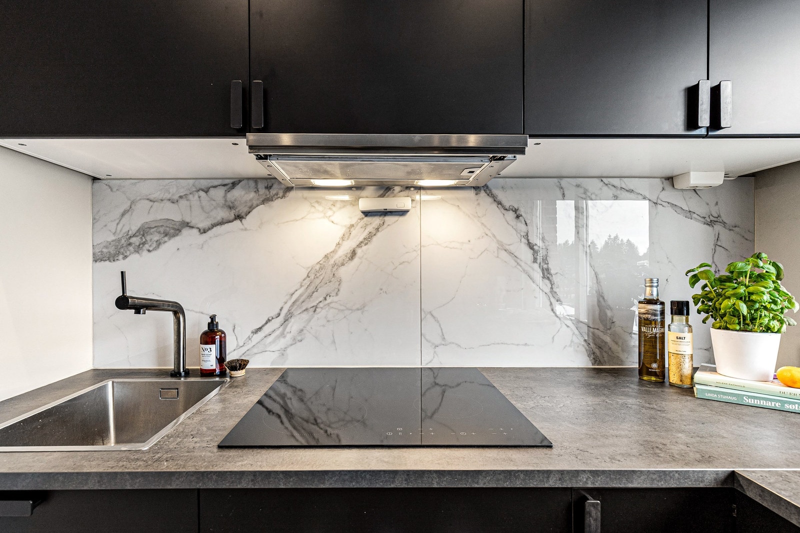 Hvitevarene er sømløst integrert i innredningen og består av platetopp, stekeovn, oppvaskmaskin og kjøl/fryseskap. Galleribilde