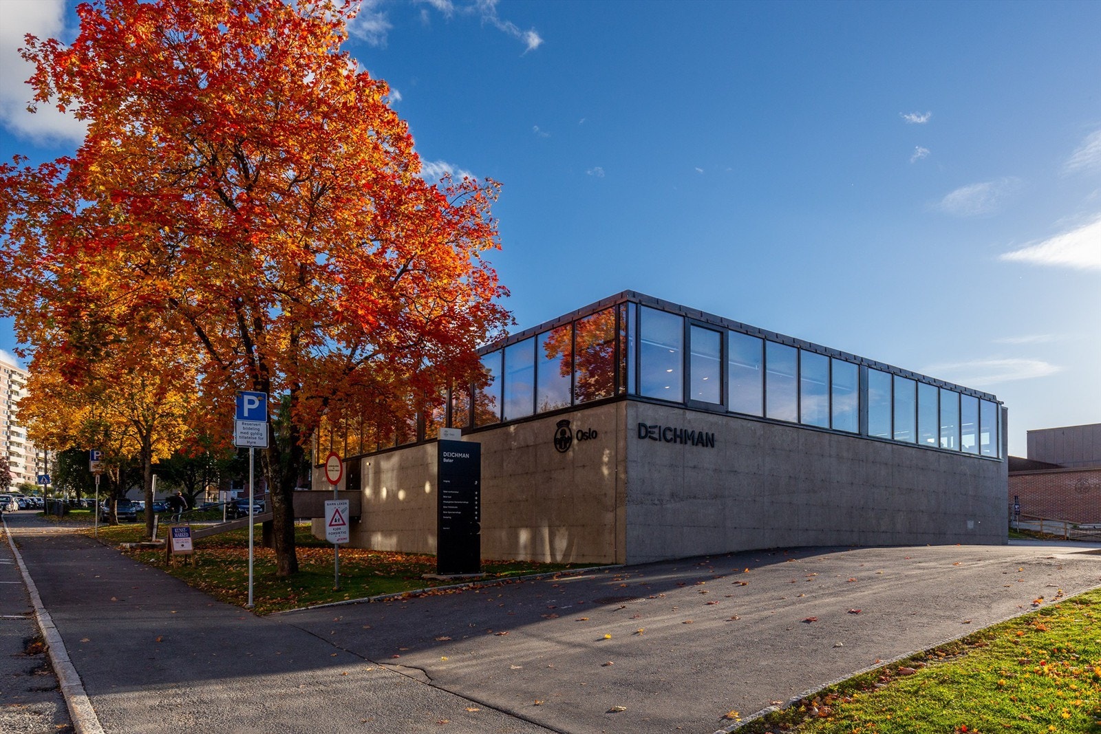 Deichman bibliotek på Bøler har åpent alle dager fra 07-22, med betjente åpningstider mandag 10-16, tirsdag 12-19, onsdag 10-16, torsdag 10-16, fredag 11-16 og lørdag 10-16. Galleribilde