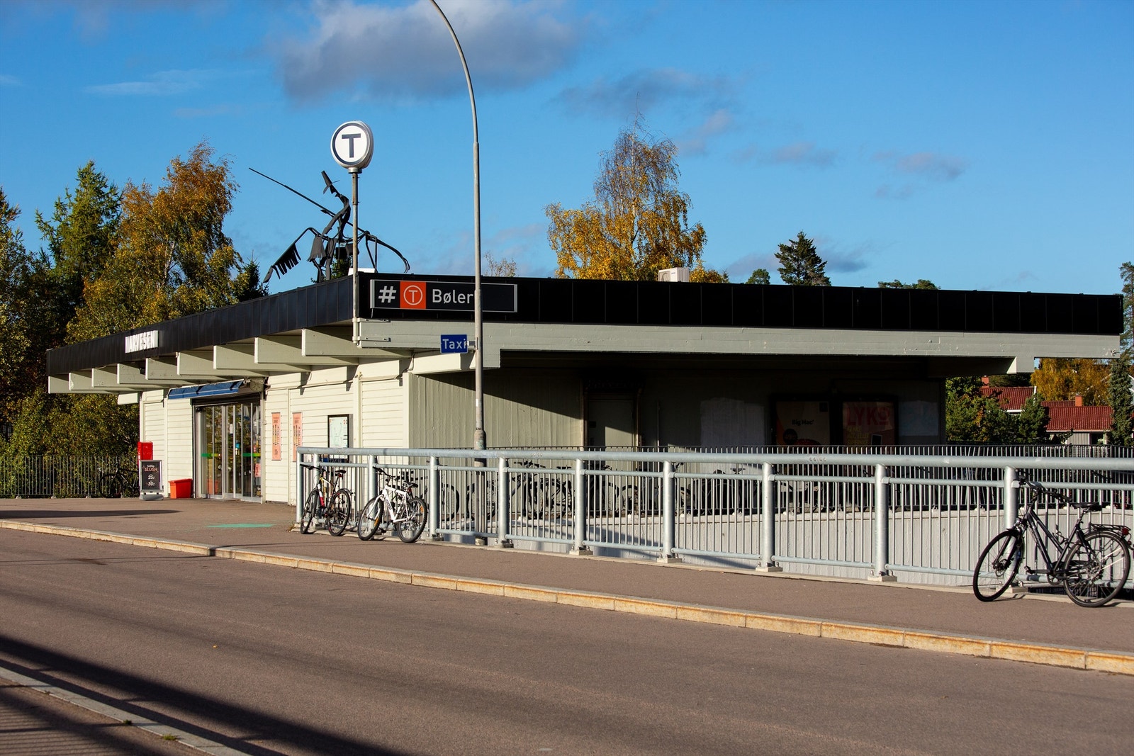 Bøler T-bane med linje 3 som tar deg til Oslo sentrum på ca. 20 minutter. Galleribilde