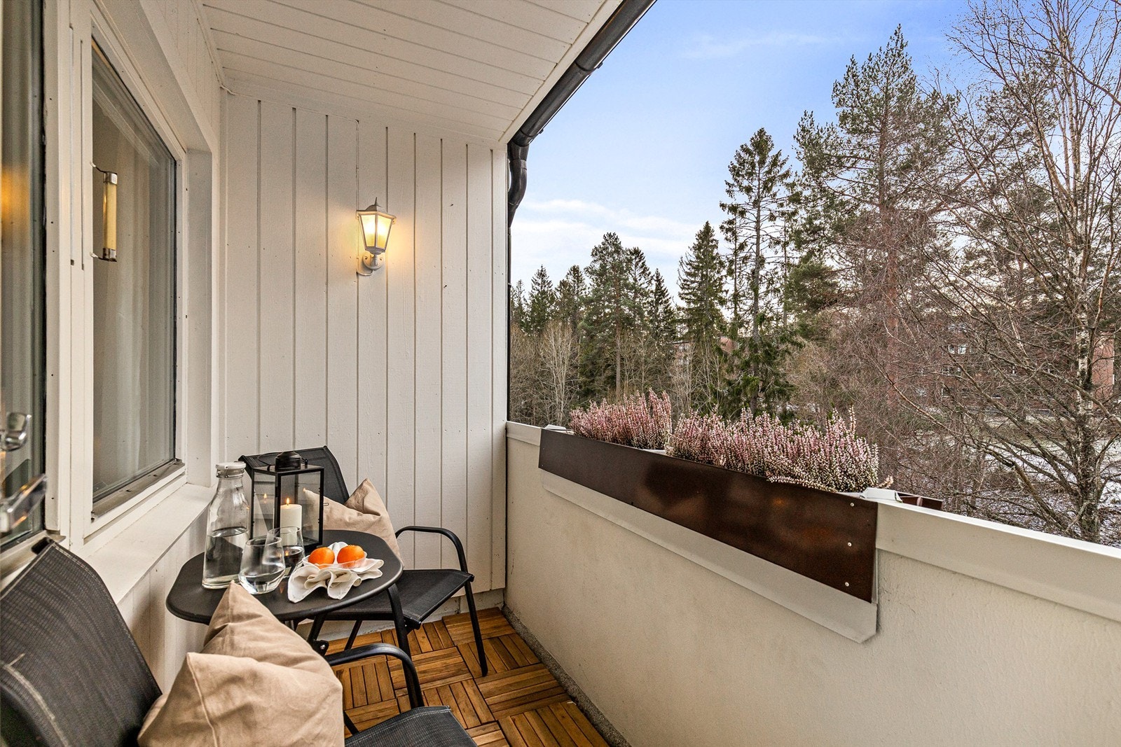 Balkongen er sjarmerende og en fin forlengelse sv stuen på årets varmere dager. Galleribilde