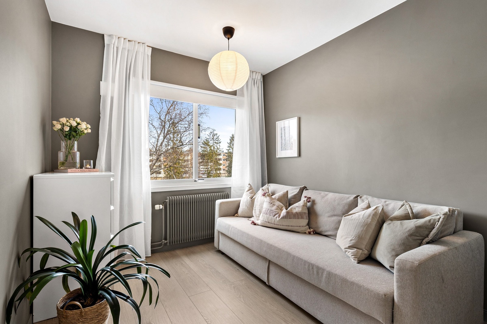 Boligens andre soverom er også av god størrelse, og passer perfekt som barnerom, gjesterom eller kontor. Galleribilde