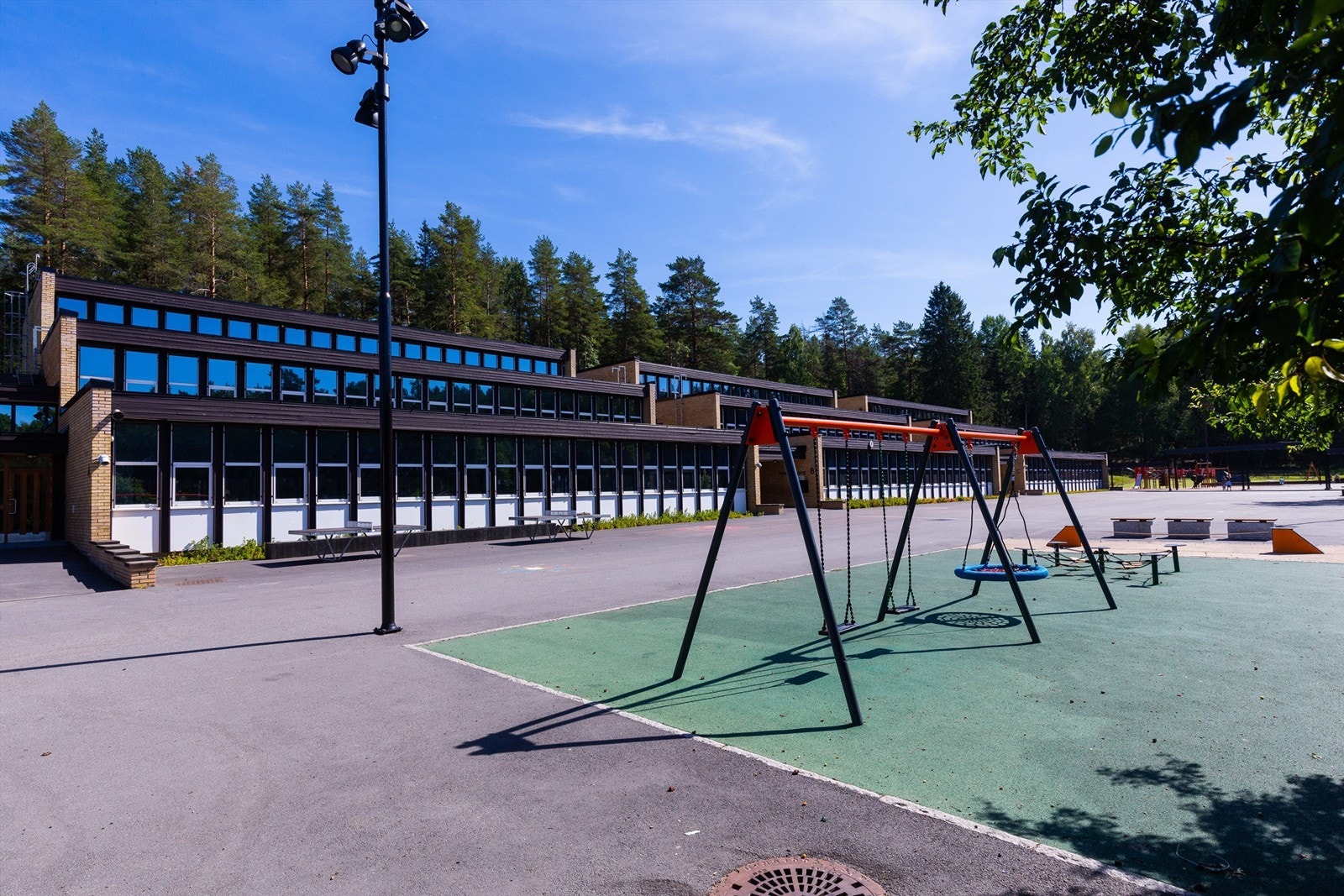 Eiendommen sogner til Nøklevann skole, som er en barneskole i Østensjø bydel, med Østmarka og Nøklevann som nærmeste nabo.? Galleribilde