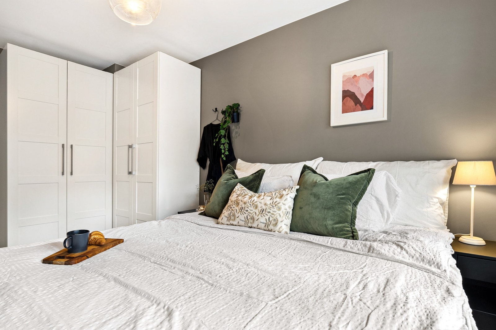 Det er også rikelig med oppbevaringsplass i en romslig garderobe. Galleribilde