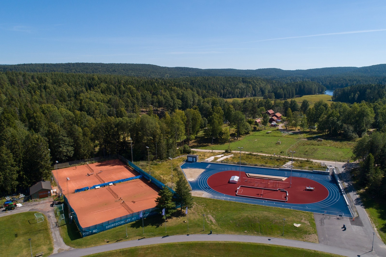 På Haraløkka finner du to kunstgressbaner for fotball, en minibane med kunstgress, store gressarealer, friidrettsbane, 4 tennisbaner, stor asfaltert runde for spasertur og jogging, kiosk og klubbhus m.m. Galleribilde