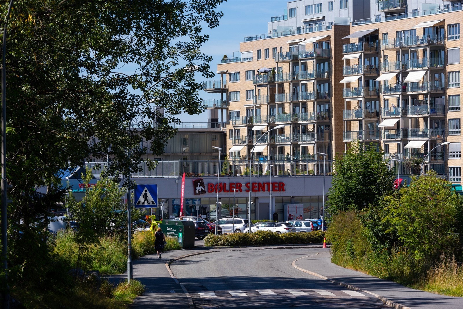 Bøler Senter ligger i gangavstand og har blant annet Boots Apotek, Vinmonopolet, Nille, Coop Mega og Jernia m.m. Galleribilde