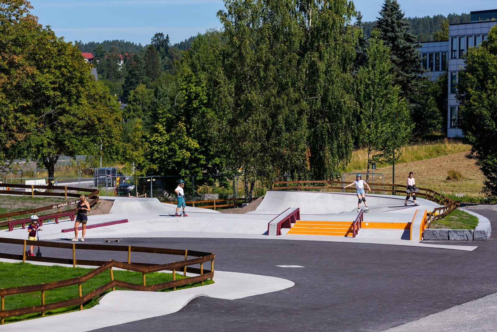 Bøler Betongpark ble støpt ferdig høsten 2021. Skateparken er på ca 500 m2, med buer, vulkan bump, trapp, Rails, ledges og en slappy curb. Samt en 123 meter lang rullebane spesielt for sparkesykler og Bmx. Galleribilde