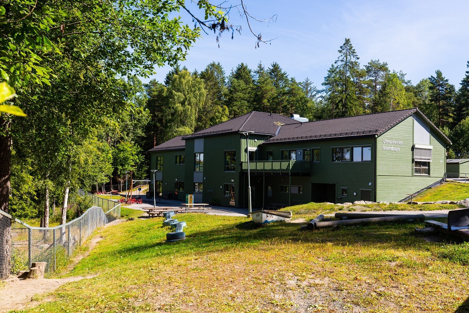 Utmarkveien Barnehage er en barnehage med nærhet til marka. Barnehagen har et inneareal på 5,4 m2 per barn. Galleribilde