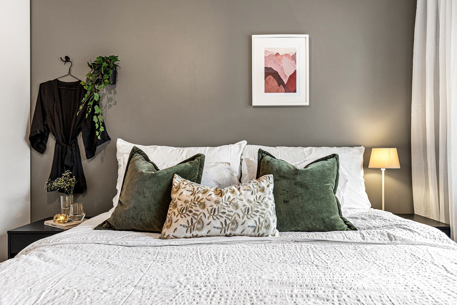 Rommet er malt i en nøytral og tidløs nyanse. Galleribilde