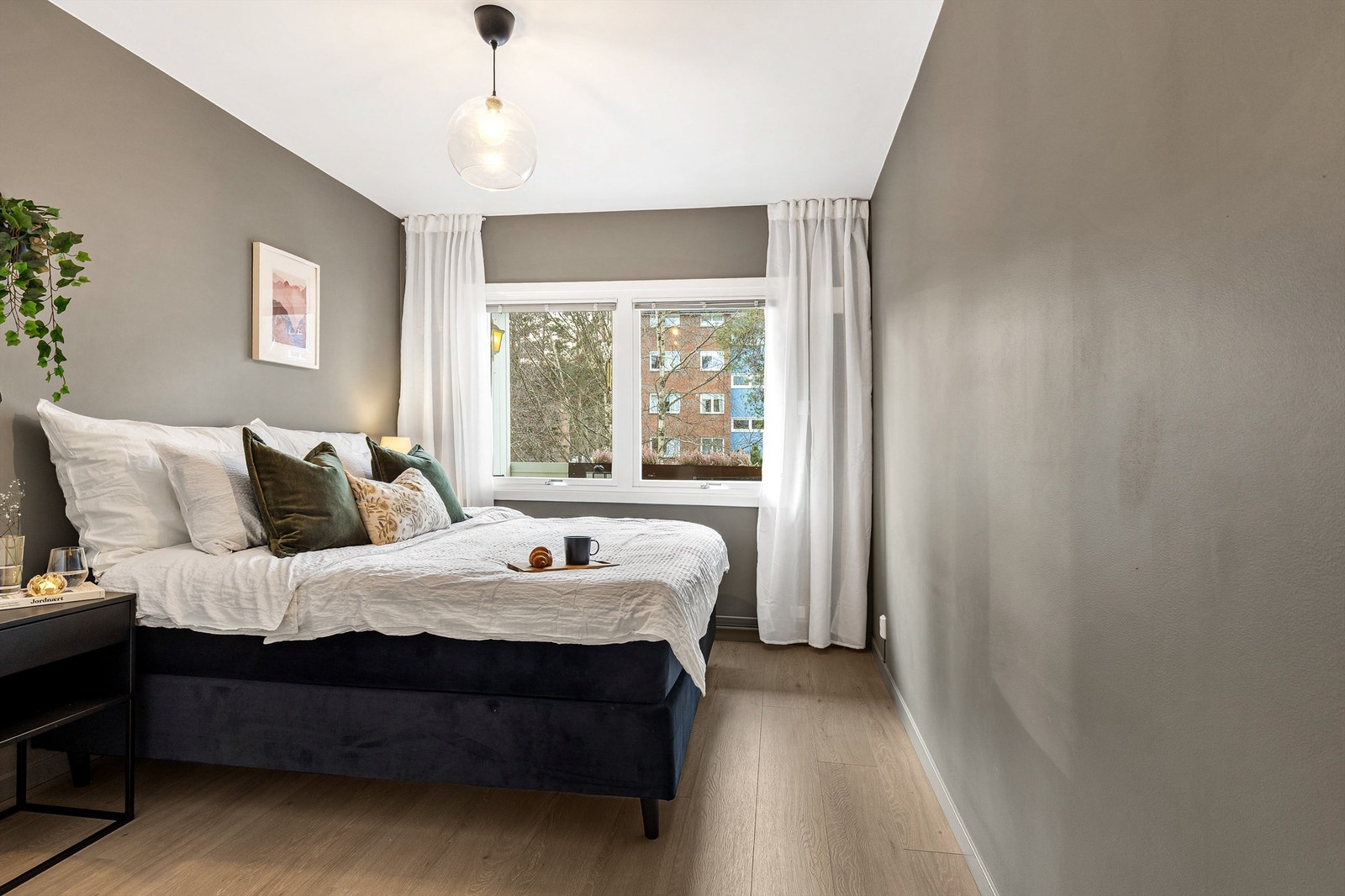 Hovedsoverommet er av god størrelse med plass til dobbeltseng og tilhørende nattbord. Galleribilde