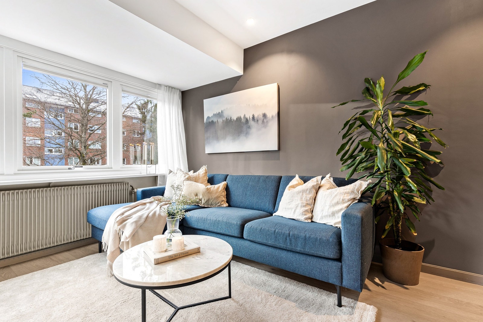 Stuen er av god størrelse med plass til sofa, salongbord og TV-seksjon. Galleribilde