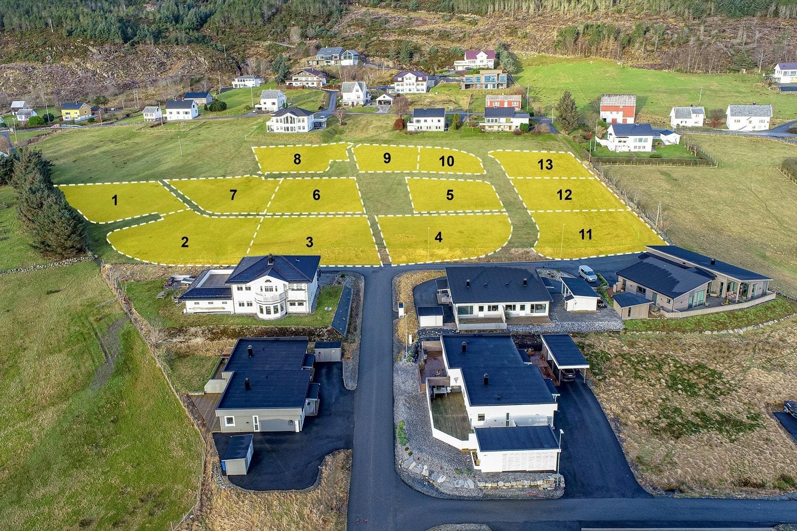 Tomtene har en meget fin beliggenhet på Teige på Kvalsund, som en forlengelse av Teigelia Galleribilde