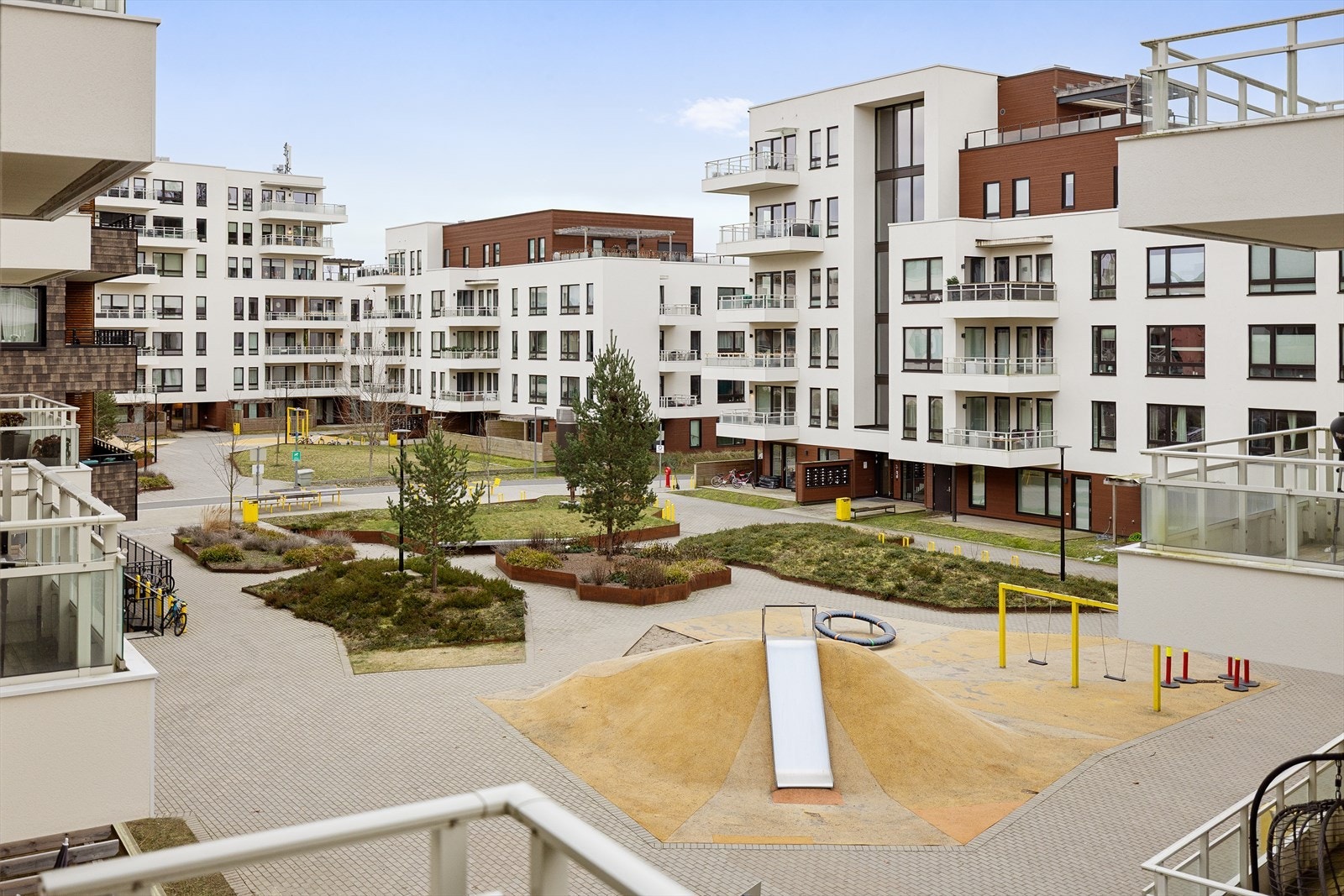 Balkongen vender mot hyggelige fellesområder. Galleribilde