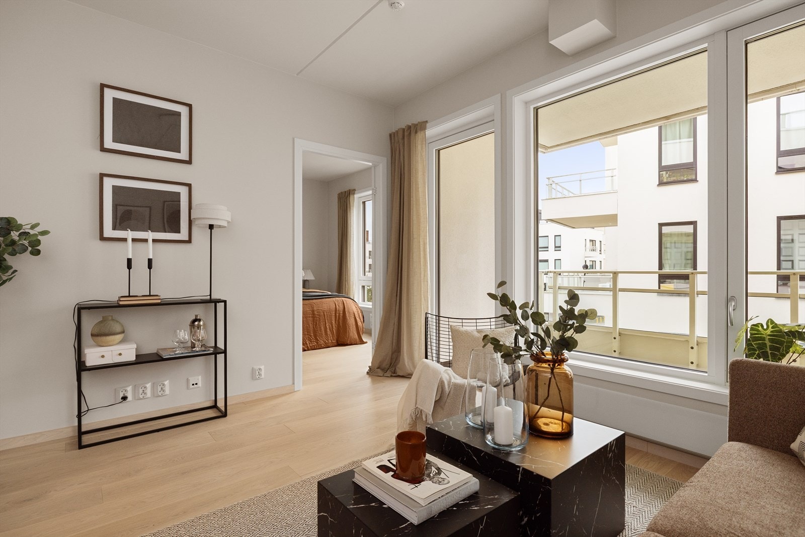 Store vindusflater som gir rikelig med luft og lys i tillegg til utgang til balkong. Galleribilde