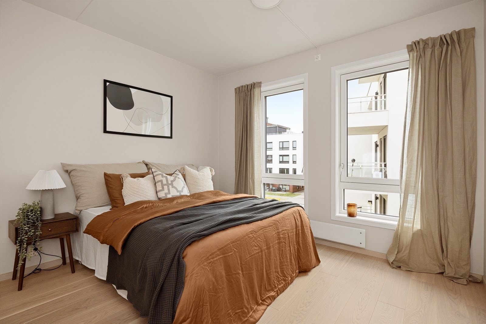 God plass til dobbeltseng med tilhørende nattbord og garderobeløsning. Galleribilde