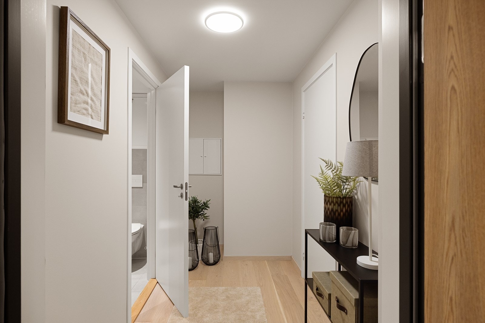 En lys og innbydende entré som gir et godt førsteinntrykk av boligen. God plass til sko og yttertøy. Galleribilde