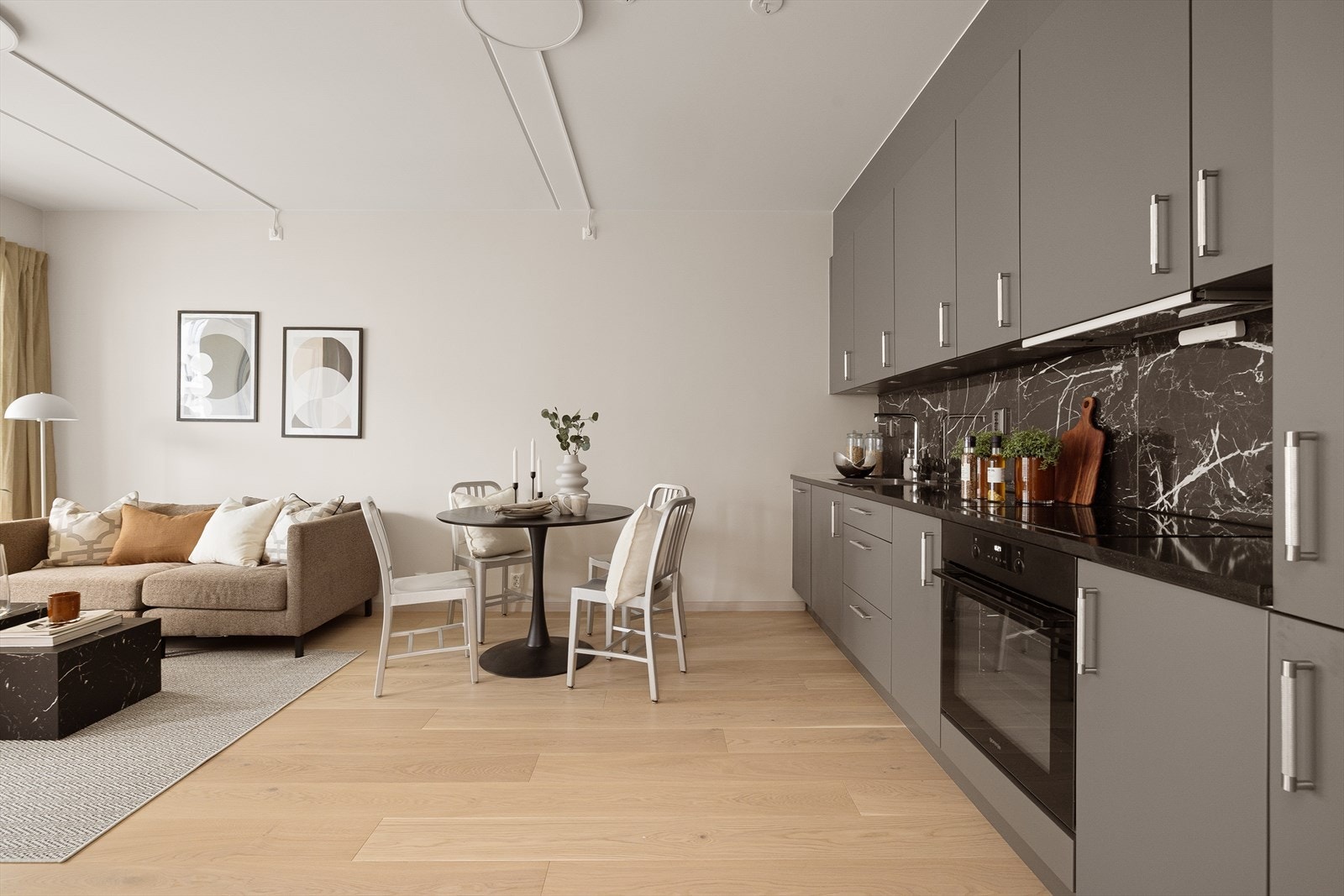 Kjøkken fra byggeår med åpen løsning mot stuen. Galleribilde