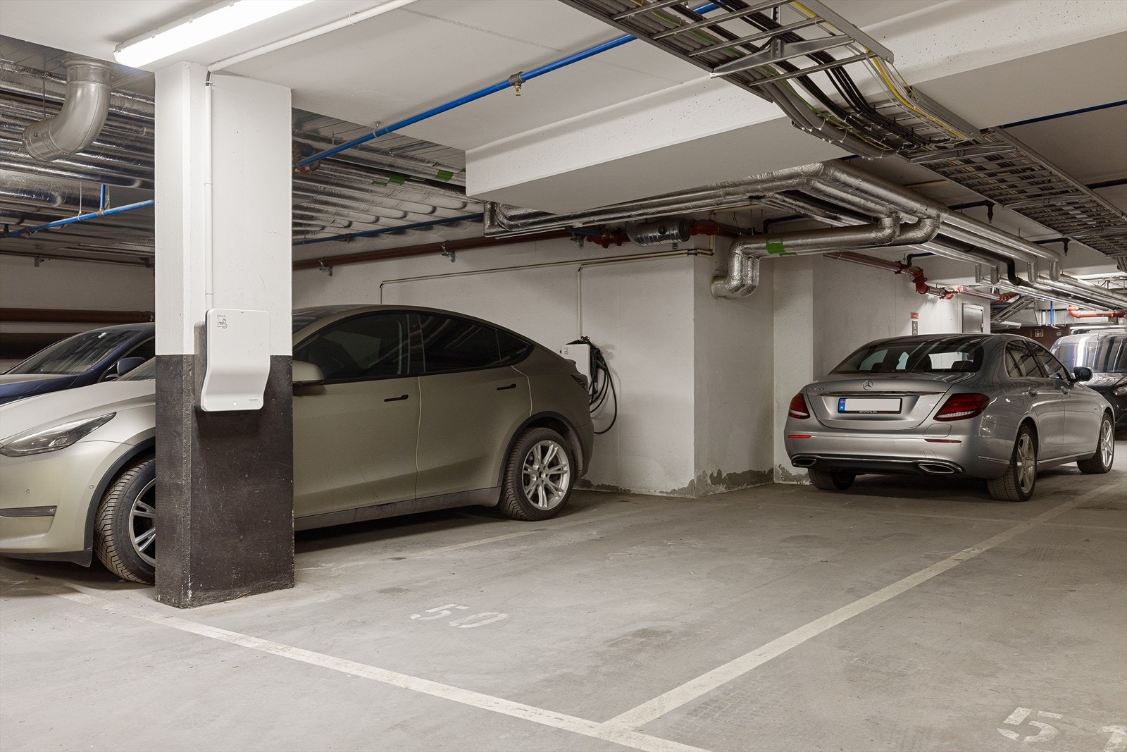 Parkeringsplass med elbillader i garasjeanlegg med heisadkomst medfølger leiligheten. Galleribilde