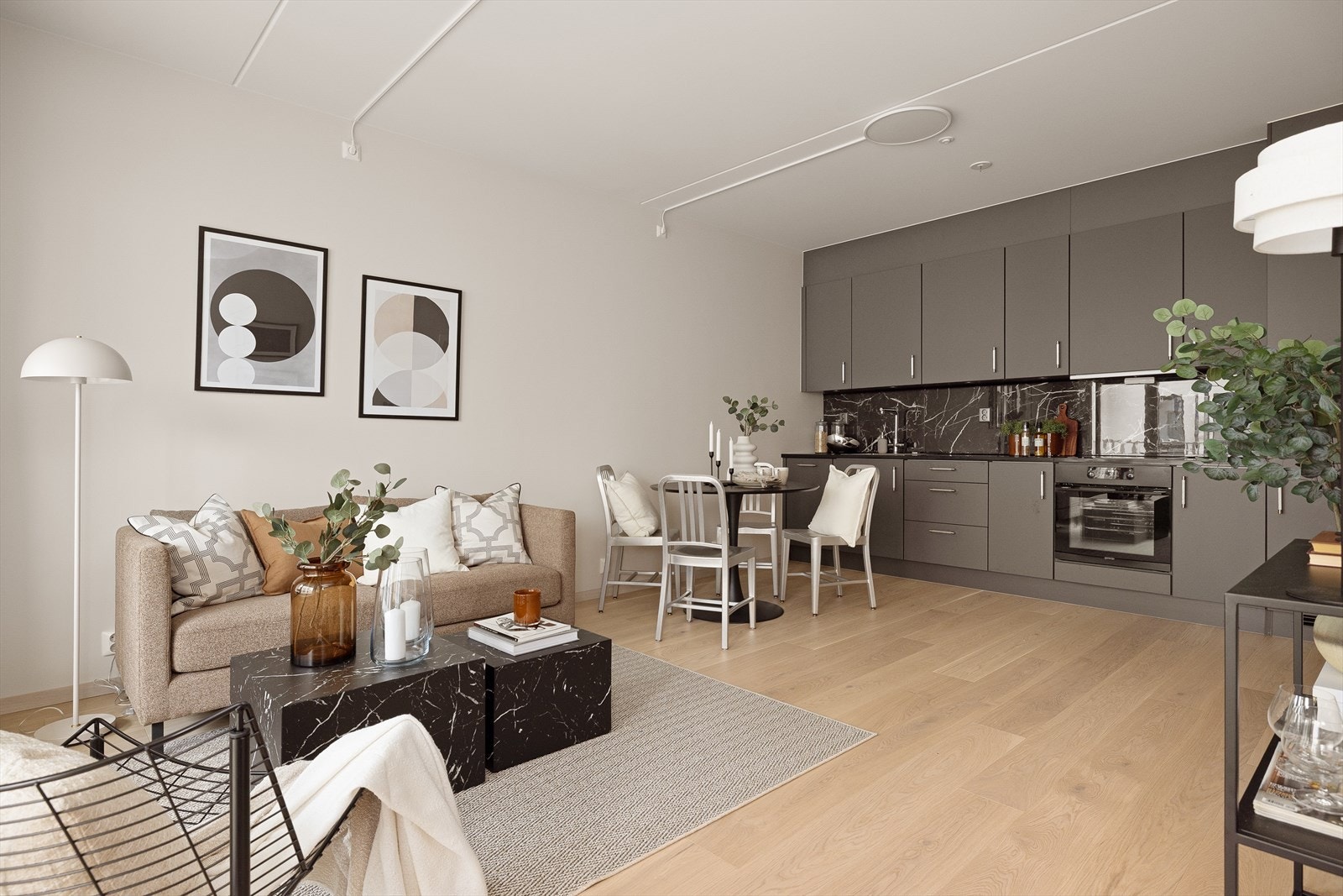 Leiligheten er malt i delikate og tidsriktige farger. Galleribilde