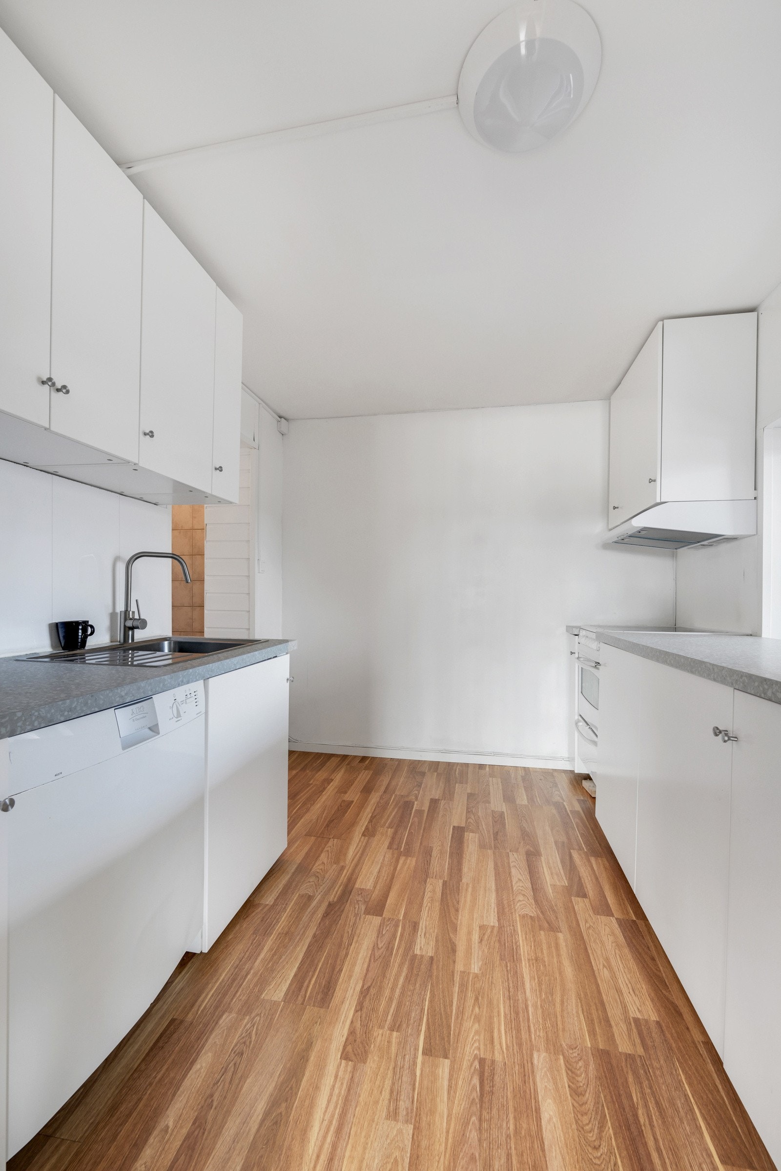 Kjøkkeninnredningen fra Ikea har lys utførelse med god plass til oppbevaring Galleribilde