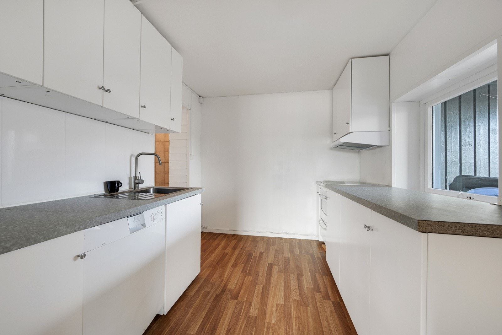 Nisje for frittstående komfyr, samt nisje for frittstående oppvaskmaskin og kjøleskap Galleribilde