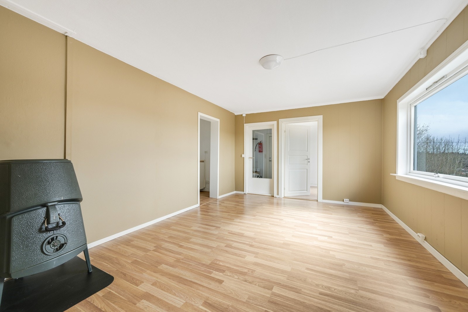 Boligen er i dag innredet med to deler med egne innganger. Det foreligger ikke opprinnelige bygningstegninger, og det er således ikke kjent om dette er godkjent. Galleribilde