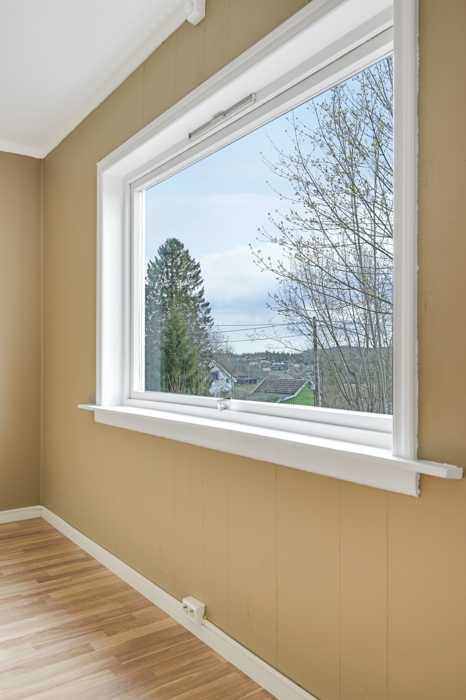 Lys og innbydende stue med mye dagslys. Galleribilde