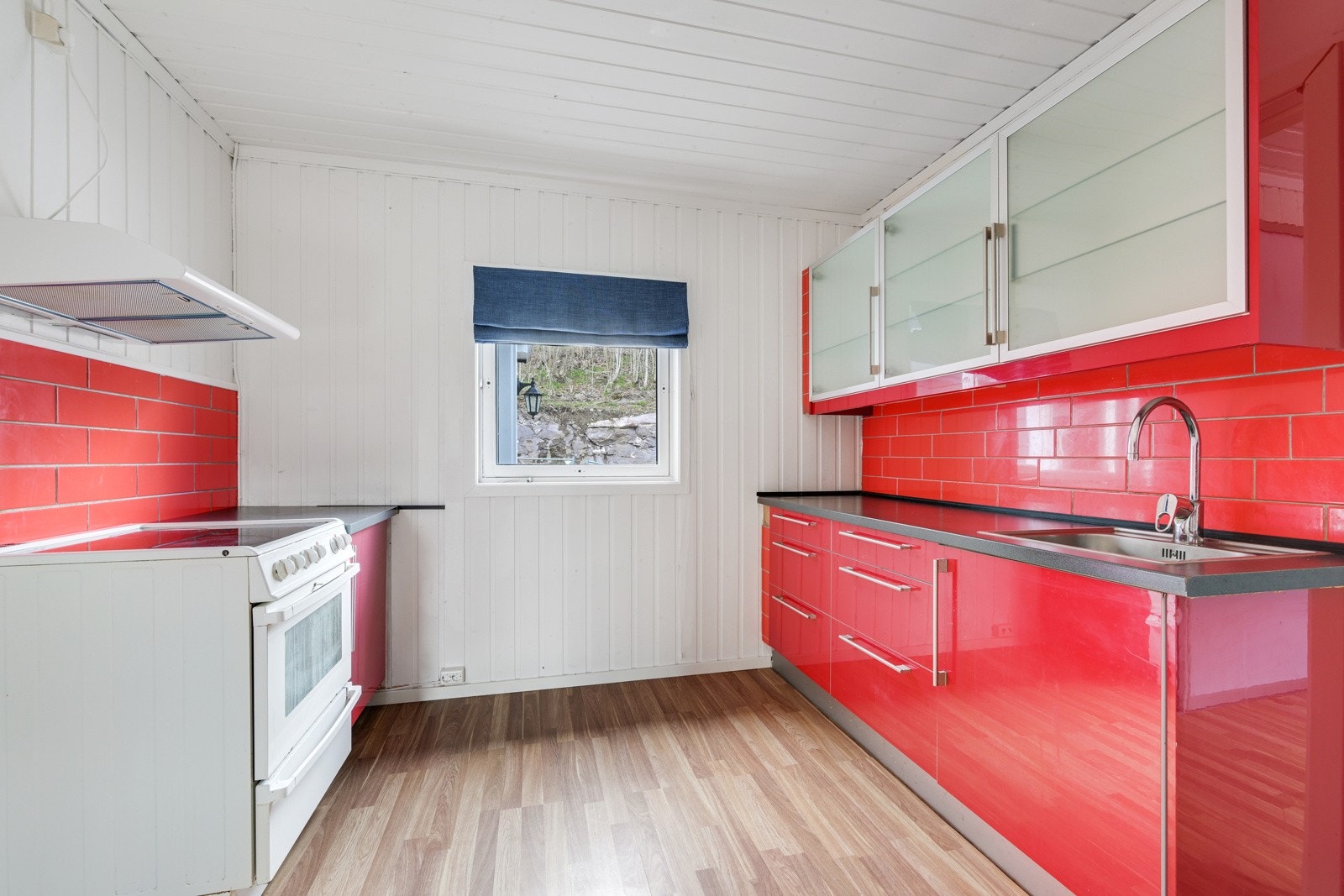 God benk- og skapplass, gode muligheter for oppbevaring Galleribilde