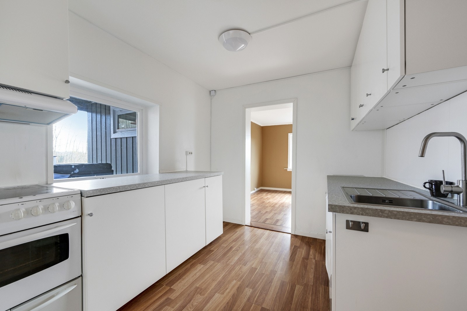 Kjøkken i 1. etasje med god benk- og skapplass. Fra kjøkkenvindu er det fin utsikt mot nærområdet. Galleribilde