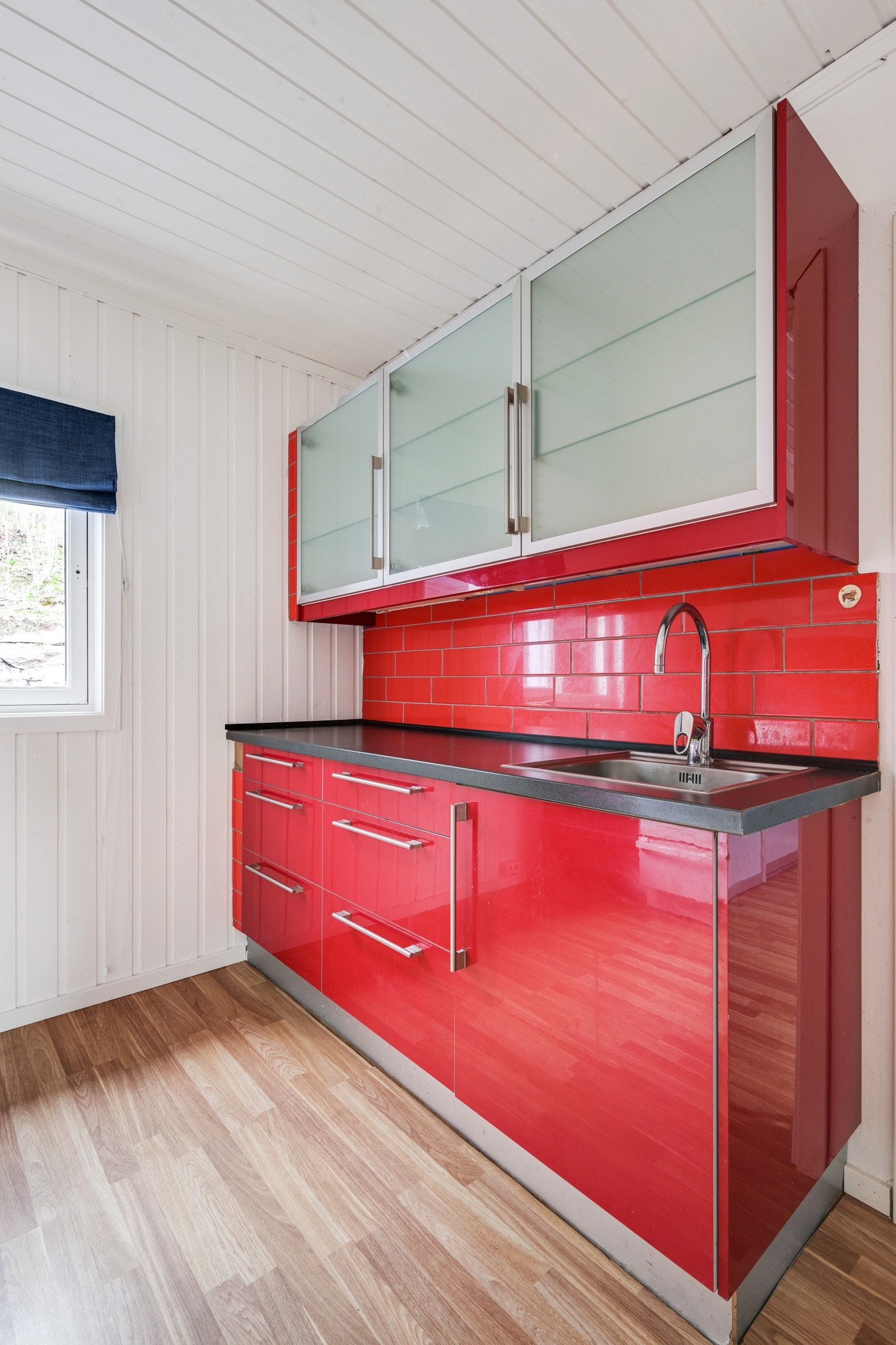 Kjøkkeninnredning har glatte fronter. Galleribilde