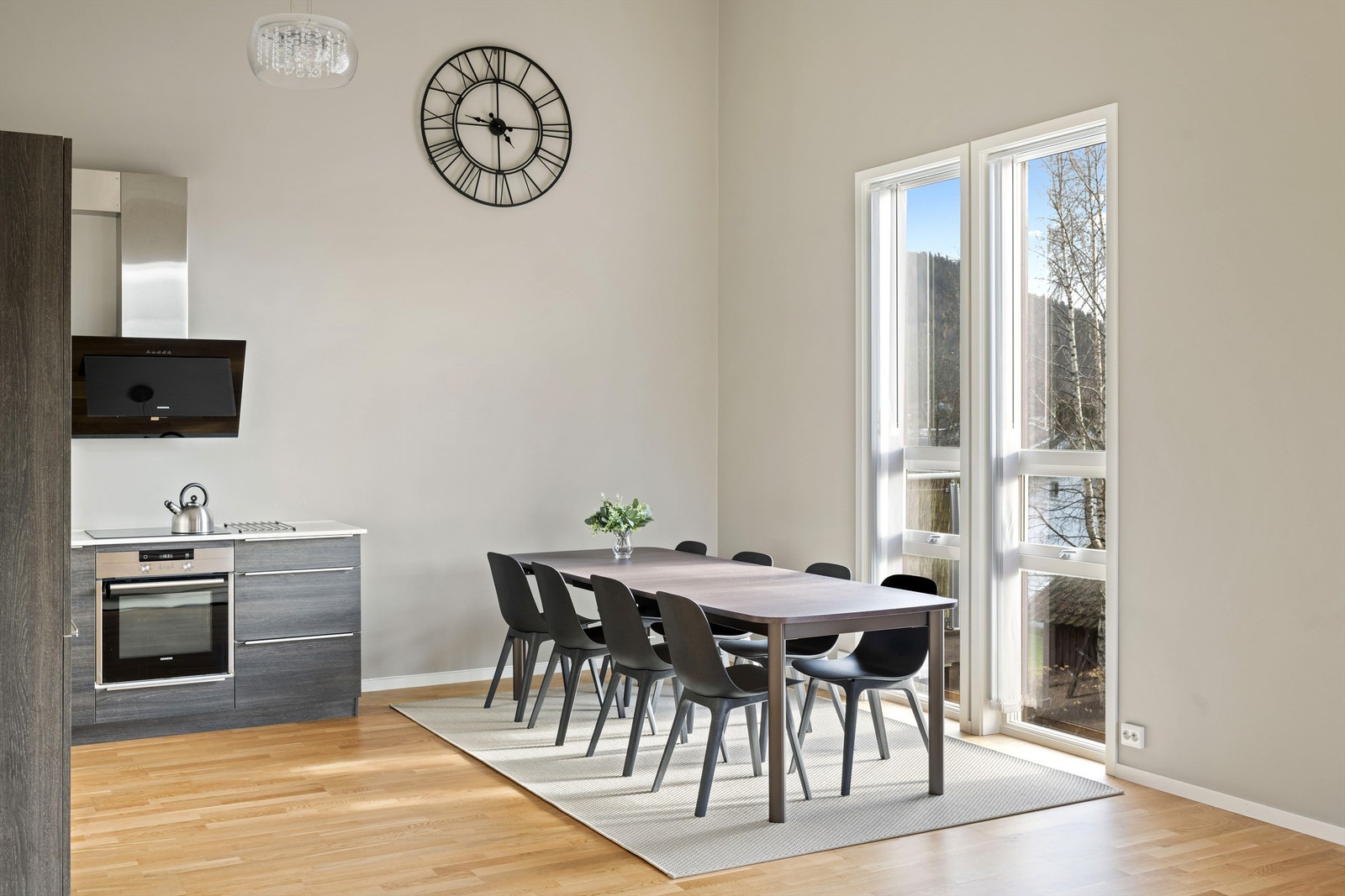Stemningsfull spiseplass med full oversikt over matlagingen Galleribilde