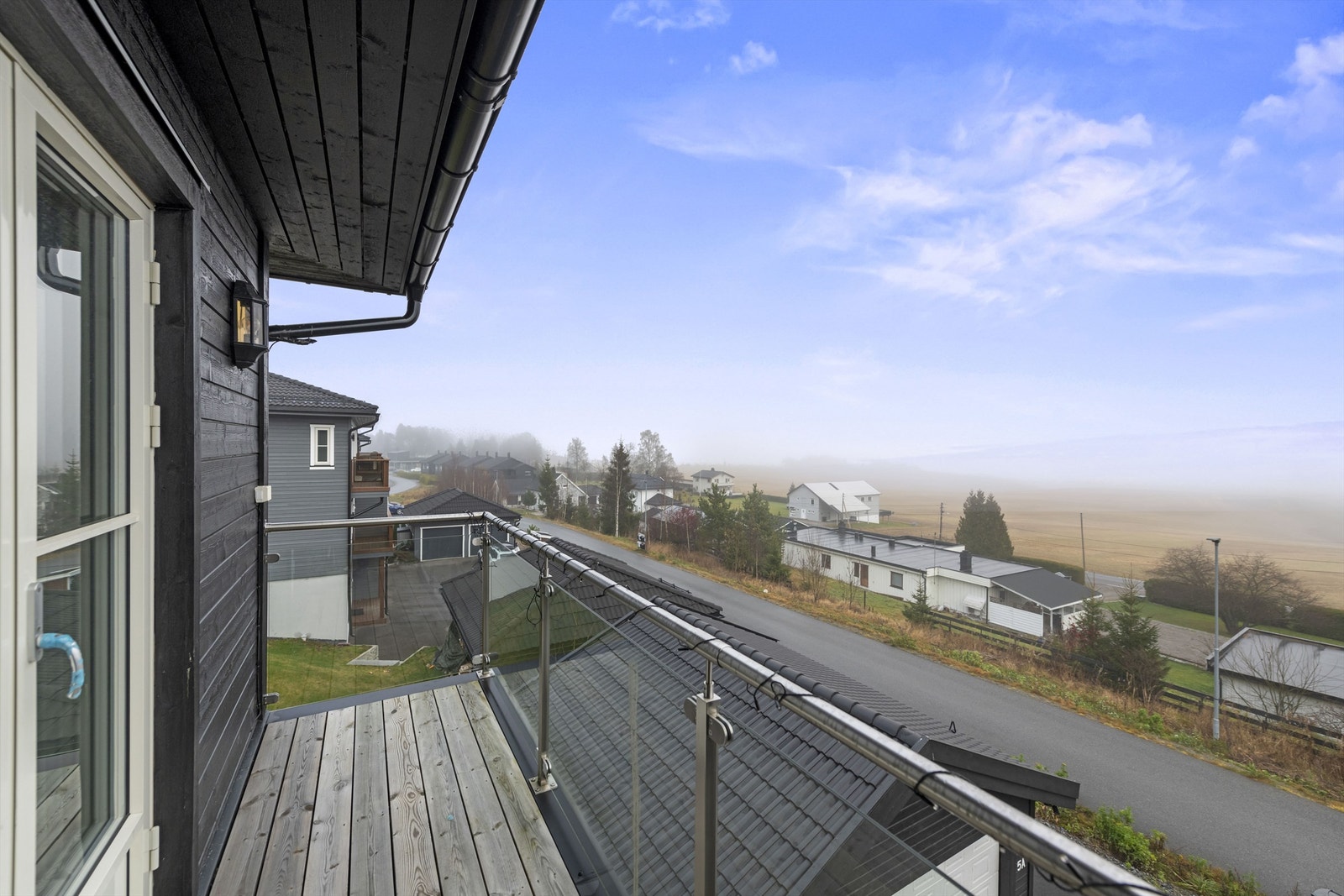 Balkong på ca. 4 kvm. med flott utsikt (når det ikke er tåke). Galleribilde