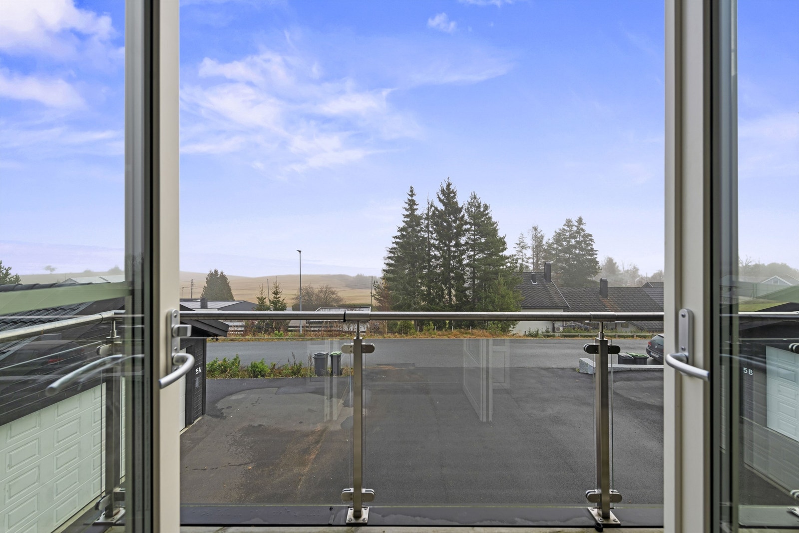 Luftig og flott utsikt fra balkongen (5 kvm) i tilknytning til stuen. Galleribilde