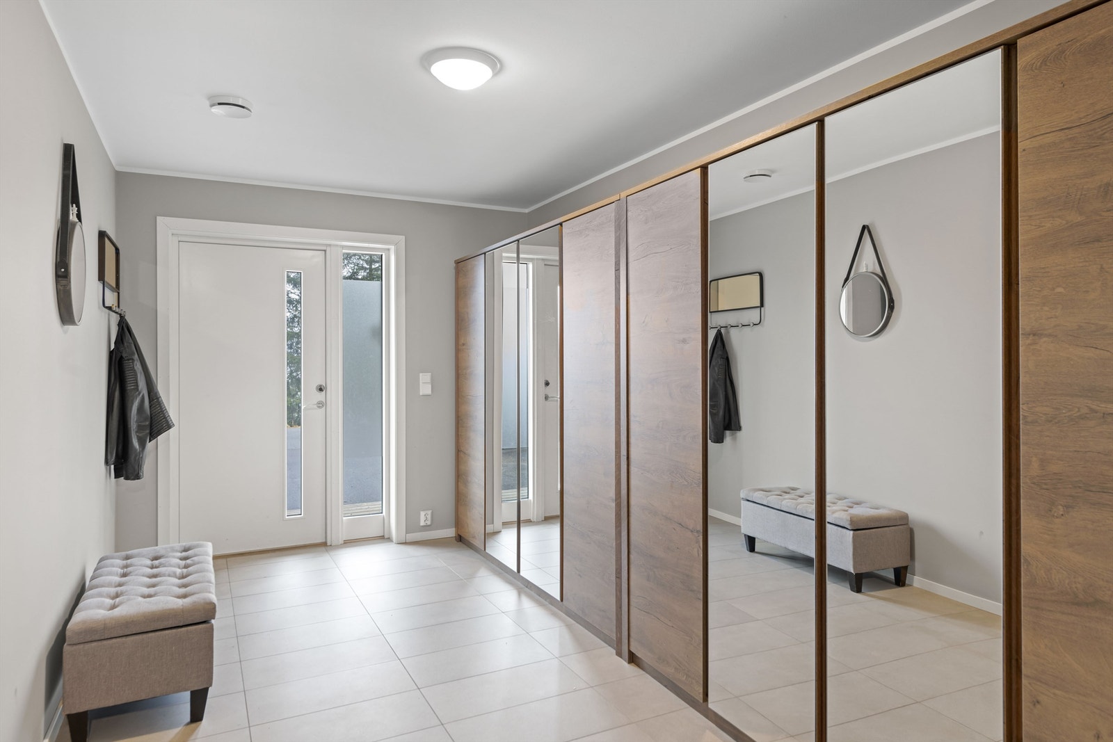 Entré med god plass til å henge fra seg og flislagt gulv med varme. Galleribilde