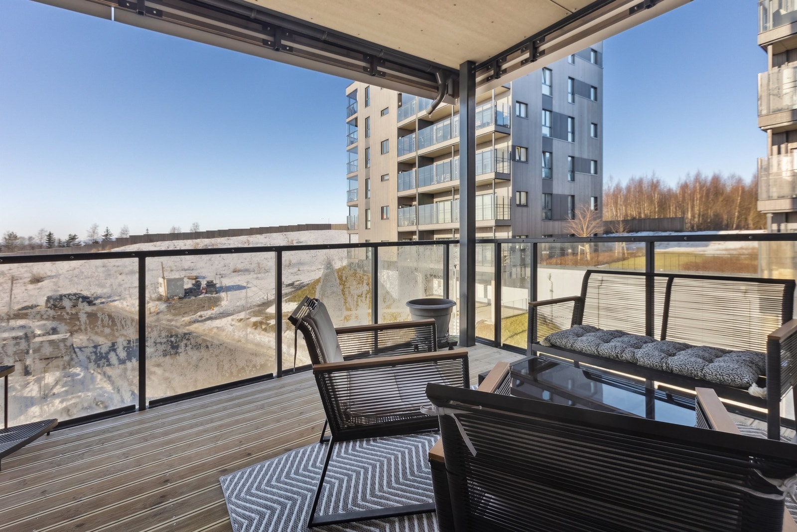 Balkongen blir en naturlig forlengelse av stuen på sommertid og kan by på fine solforhold og god plass for sittegruppe Galleribilde