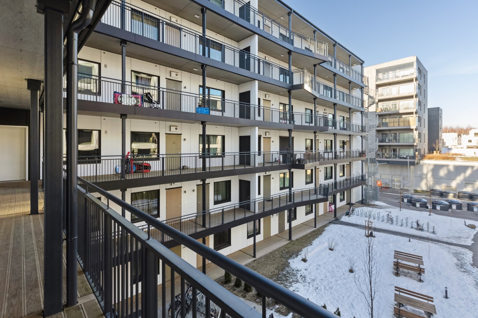 Det er adkomst via felles trappeoppgang. Oppgangen har callinganlegg og heisadkomst til leilighetsplan Galleribilde