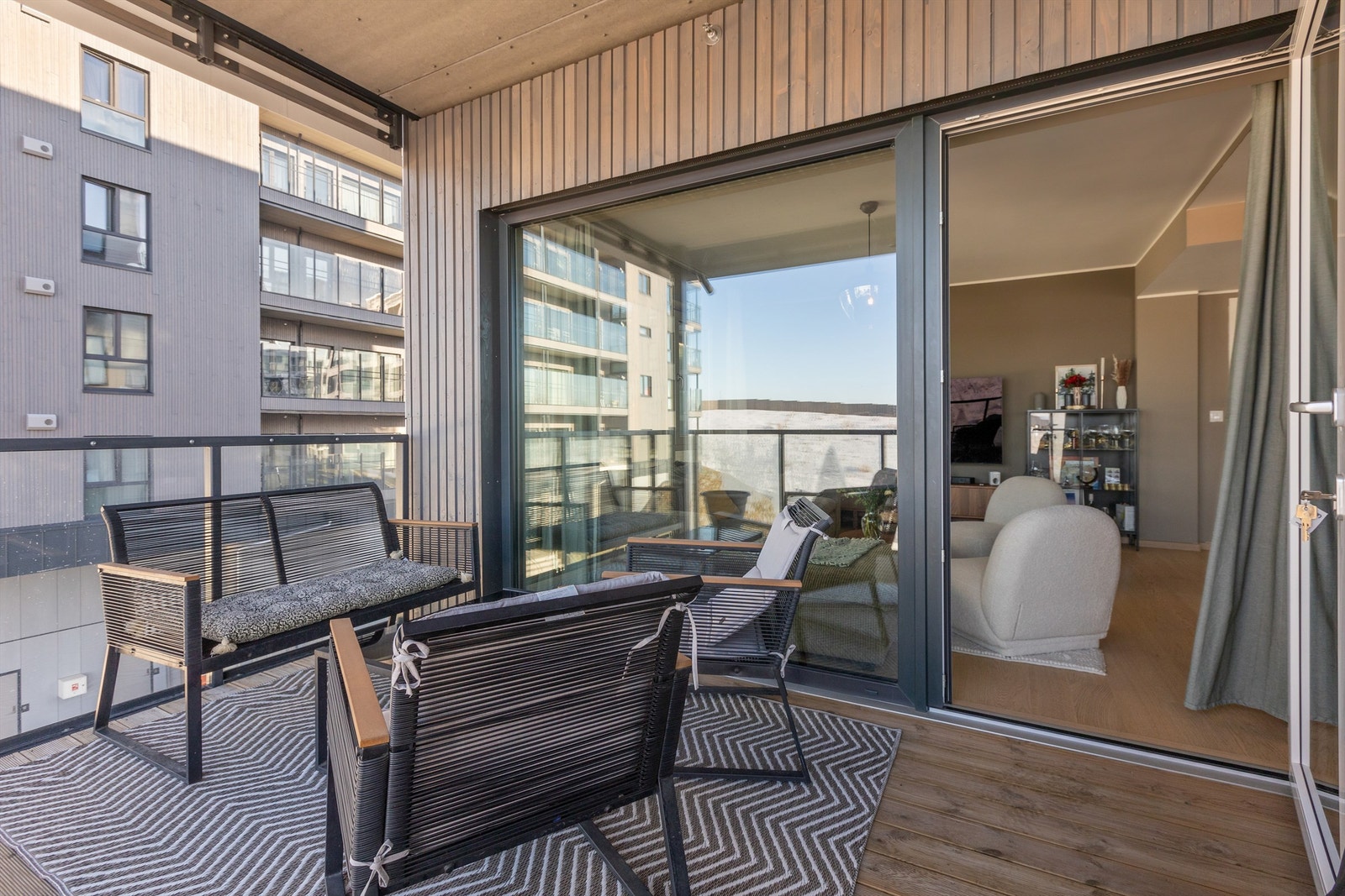 Utgang fra stuen til overbygd og flott vestvendt balkong på ca. 11 kvm Galleribilde