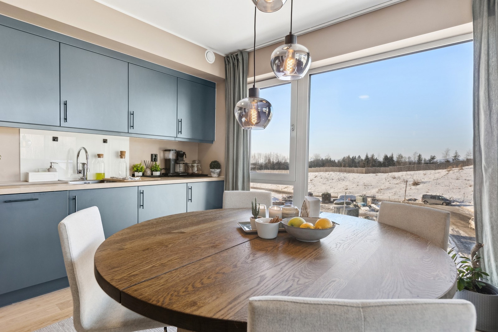 Leiligheten blir oppvarmet med vannbåren varme til radiatorer tilknyttet varmesentral Galleribilde