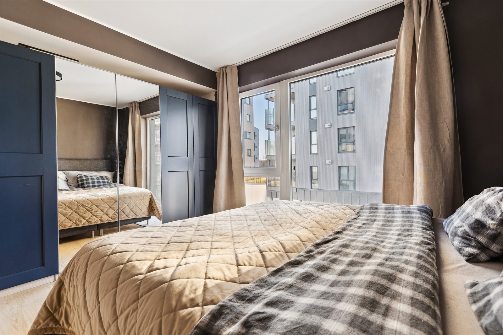 Hovedsoverom med god plass for dobbeltseng, innredet med romslig garderobeskap og med store vindusflater Galleribilde